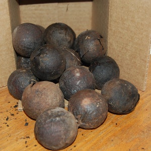 Peut inclure: Une bo&icirc;te en carton d&eacute;bordant d'un tas de fruits d'agrumes secs brun fonc&eacute;.