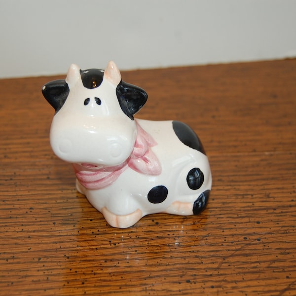 Vintage Porcelain Cow Pepper Shaker, Kitchen Decor, Farm House Decor, Ceramic Cow Shaker