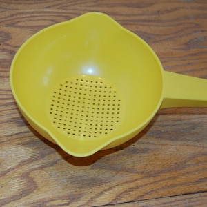 Vintage Tupperware Strainer, 1 quart Yellow Plastic Strainer, Colander, Kitchen Strainer, retro Tupperware