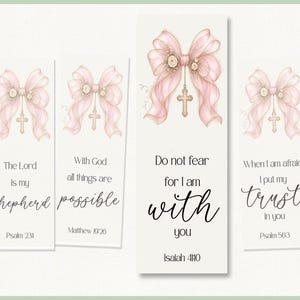 Puede incluir: Juego de cuatro marcadores con fondo verde claro. Cada marcador presenta un lazo de acuarela en tonos rosados y una pequeña cruz. Los marcadores tienen citas inspiradoras: "El Señor es mi pastor" y "Con Dios todo es posible".
