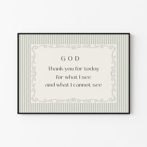 Könnte beinhalten: Gerahmter Druck mit schwarzem Rahmen. Der Druck zeigt einen cremefarbenen Hintergrund mit den Worten "GOD Thank you for today for what I see and what I cannot see" in einer dekorativen Schriftart. Der Hintergrund hat ein Streifenmuster.