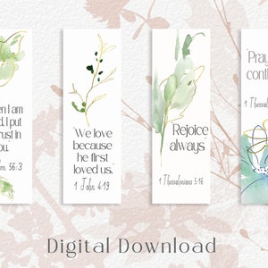 Op de afbeelding: Vier rechthoekige bladwijzers met aquarel bloemmotieven en gouden accenten. Elke bladwijzer heeft een ander Bijbelvers: Psalm 56:3, 1 Johannes 4:19, 1 Tessalonicenzen 5:16 en 1 Tessalonicenzen 5:17. De woorden "Digital Download" staan onderaan.