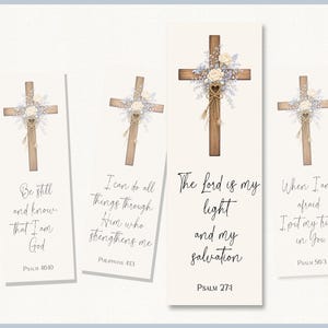 Può includere: Quattro segnalibri con illustrazioni ad acquerello di croci di legno adornate con fiori e verde. Ogni segnalibro presenta un versetto biblico diverso in una scrittura elegante, tra cui "Fermatevi e sappiate che io sono Dio."