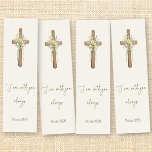 Puede incluir: Cuatro marcadores de color crema con un diseño de cruz de madera adornado con flores y una cinta. El texto "I am with you always" y "Matthew 28:20" está impreso en cada marcador.