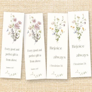 Pode incluir: Quatro marcadores retangulares com ilustrações florais e citações inspiradoras. Os marcadores apresentam flores em estilo aquarela em tons de rosa, amarelo e azul. O texto inclui "Toda boa dádiva e todo dom perfeito vem do alto" e "Alegrai-vos sempre."