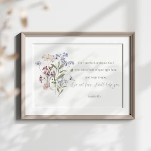 Può includere: Stampa artistica incorniciata con un design floreale ad acquerello con fiori rosa, bianchi e blu. La stampa include il testo "For I am the Lord your God...Do not fear: I will help you" da Isaia 41:13. La cornice è di colore marrone chiaro.