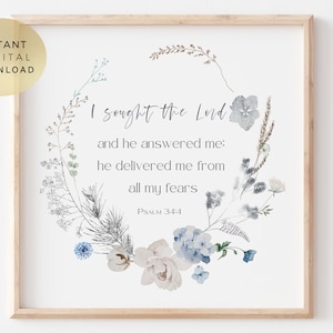 Pode incluir: Uma impressão emoldurada com o texto "Procurei o Senhor, e ele me respondeu; livrou-me de todos os meus temores" do Salmo 34:4. O texto é rodeado por uma coroa floral em aquarela em tons de azul, branco e verde. Um círculo dourado no canto superior esquerdo diz "DOWNLOAD DIGITAL INSTANTÂNEO".
