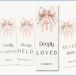 Puede incluir: Cuatro marcadores con un diseño de lazo y cruz rosa claro. Los marcadores muestran las frases "Gently CARRIED", "Always HELD", "Deeply LOVED" y "NEVER alone". Cada marcador incluye una referencia bíblica.