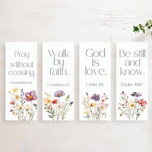 Puede incluir: Cuatro marcadores rectangulares blancos con diseños florales y citas inspiradoras. Las citas incluyen "Orad sin cesar", "Caminad por fe", "Dios es amor" y "Estad quietos, y conoced". Cada marcador presenta un arreglo floral diferente.
