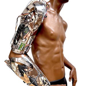 Enkele borgarm, prothetische cyborg-robotarm, pantser van divamp couture, mannelijk of vrouwelijk