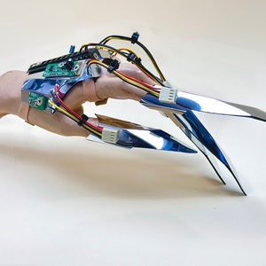 Cyborg hand, 5 chrome finger clauws, Edward-scissors, steampunk paws