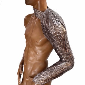 Biomech cyborg armor, biomechanische robot arm, pantser, mechanische arm, futuristische prothese mannen
