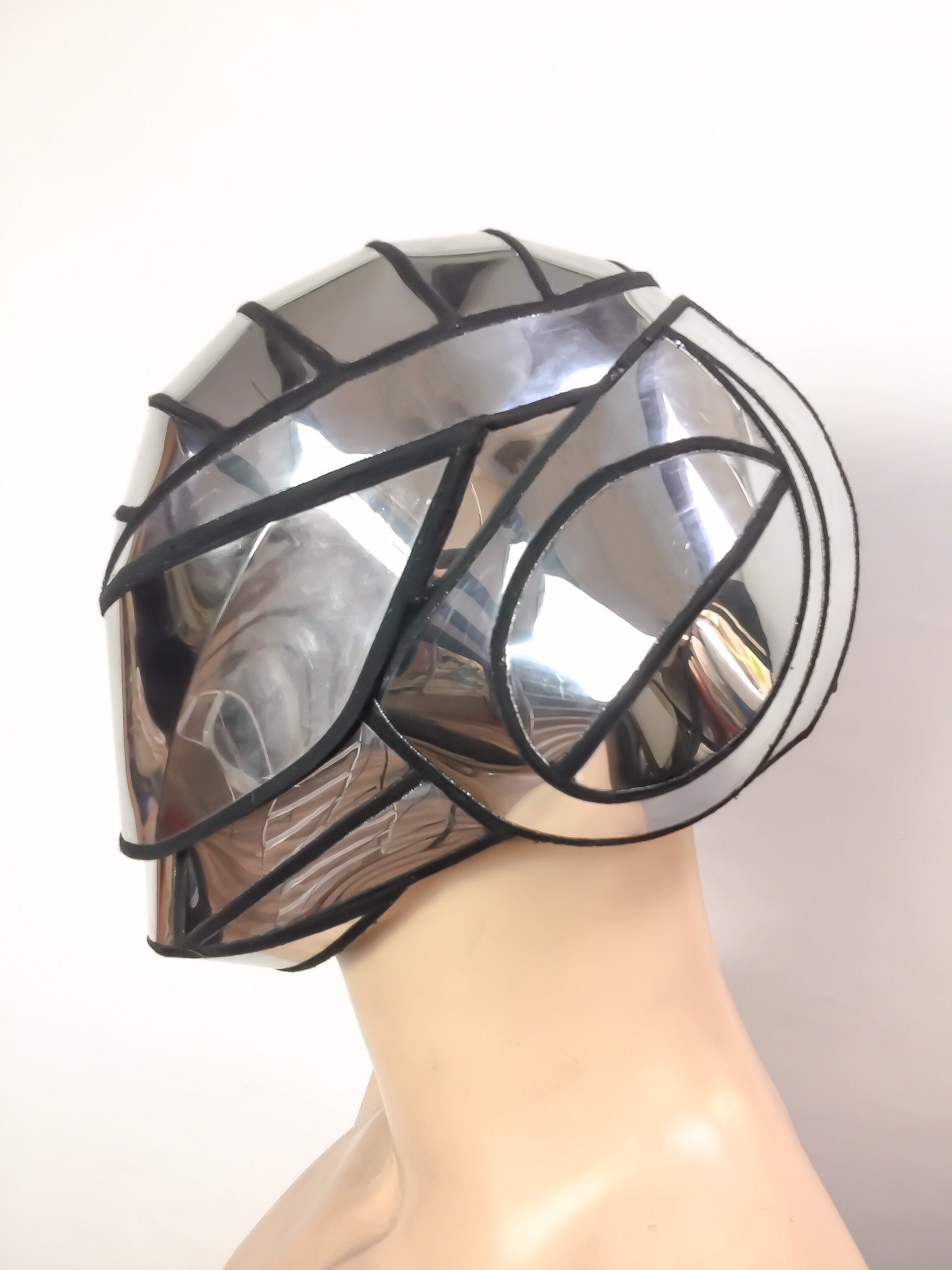 Rideau transparent Tête de cyborg aux yeux lumineux rouges. casque de  science-fiction avec un métal