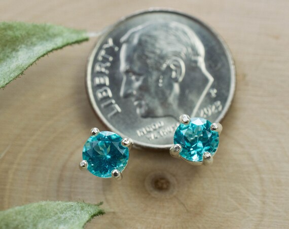 Pierre Apatite Bleu Néon Du Brésil, 1.51 Carats, Ovale, Taille Très Bonne, Naturelle