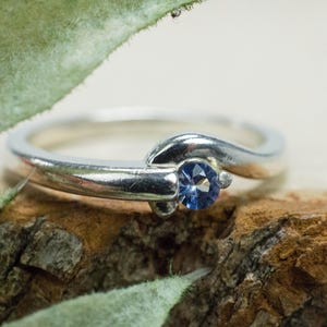 Benitoit Ring; Natürlicher unbehandelter kalifornischer Benitoit: 0.100cts