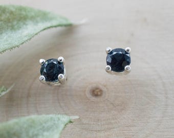 Kolczyki z niebieskim spinelem; naturalny, nieobrobiony spinele ze Sri Lanki; 0,575 ct