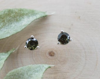 Moldavitörhängen; Naturlig obehandlad moldavit i tjeckien; 0,455 ct