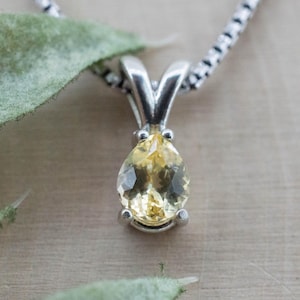 Yellow Sapphire Pendant; Natural Sri Lanka Sapphire; 0.940cts