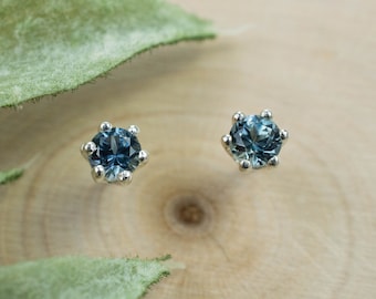 Pendientes de zafiro de Montana; Zafiro azul natural sin tratar de EE. UU.; 0.490cts