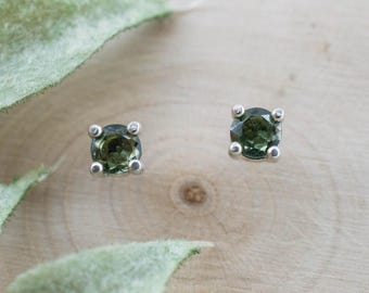 Moldavitörhängen; Naturlig obehandlad moldavit i tjeckien; 0,325 ct