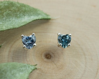 Pendientes de zafiro de Montana; Zafiro azul natural sin tratar de EE. UU.; 0.625cts