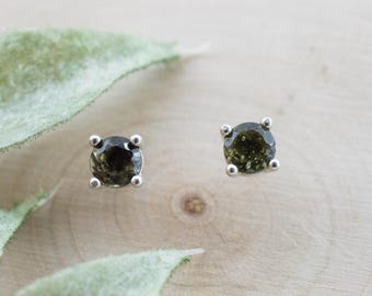 Moldavitörhängen; Naturlig obehandlad moldavit i tjeckien; 0,460 ct