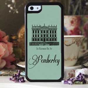 Peut inclure: Une coque de téléphone vert clair avec une bordure noire. La coque présente une illustration en noir et blanc d'une grande maison avec le texte "I'd Rather Be At Pemberley".