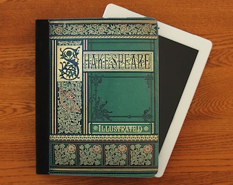 Può includere: Una copertina di libro verde con accenti dorati e il testo "Shakespeare Illustrated". La copertina presenta intricati disegni floreali e una lettera "S" decorativa.
