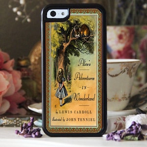 Pu&ograve; includere: Custodia per telefono nera con un'illustrazione vintage di "Alice nel Paese delle Meraviglie". Il design include Alice, lo Stregatto e il titolo del libro di Lewis Carroll. La custodia ha un bordo nero e uno sfondo color crema.