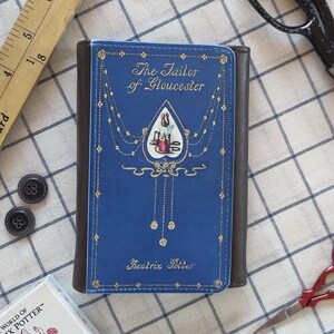 Capa do livro The Tailor of Gloucester Bifold Wallet Clutch