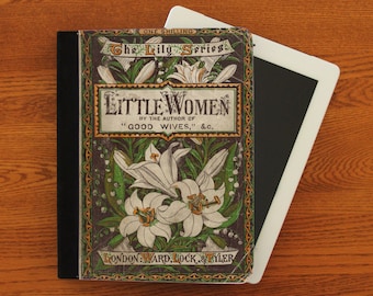 Può includere: Una copertina di libro vintage con un design floreale e il titolo "Piccole Donne" dell'autrice di "Piccole Donne". La copertina è verde, marrone e dorata con fiori bianchi.