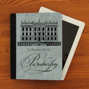 Peut inclure: Une housse de tablette grise et noire avec une bordure noire. La housse présente une illustration en noir et blanc d'une grande maison avec le texte "I'd Rather Be At Pemberley".