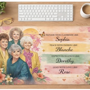Può includere: Un tappetino per mouse rettangolare con un'illustrazione colorata di quattro donne. Il testo recita: "Gestisci la tua classe come Sophia, Insegna con passione come Blanche, Aspettati l'eccellenza come Dorothy, Guida con amore come Rose."