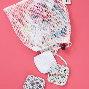 Mesh Laundry Bag & 20 Facial Rounds in mixed prints. image 1