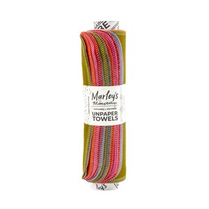 Peut inclure: Un rouleau de serviettes en tissu lavables et r&eacute;utilisables, de couleurs vives. Les serviettes sont faites d'un tissu doux et absorbant, id&eacute;al pour nettoyer les d&eacute;versements et les salet&eacute;s. L'&eacute;tiquette indique "Marley's Monsters Unpaper Towels".