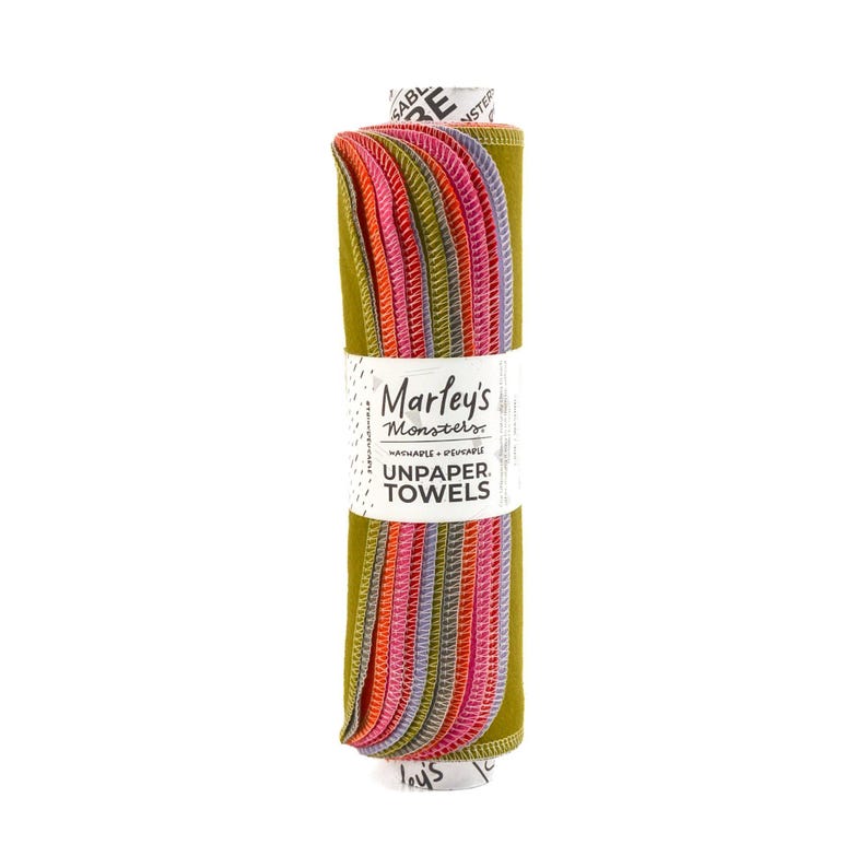 Peut inclure: Un rouleau de serviettes en tissu lavables et r&eacute;utilisables, de couleurs vives. Les serviettes sont faites d'un tissu doux et absorbant, id&eacute;al pour nettoyer les d&eacute;versements et les salet&eacute;s. L'&eacute;tiquette indique "Marley's Monsters Unpaper Towels".