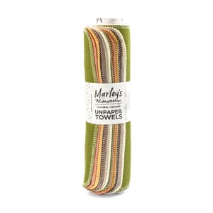 Peut inclure: Un rouleau d'essuie-tout r&eacute;utilisables en tissu vert, marron, orange et blanc. L'&eacute;tiquette indique "Marley's Monsters Washable + Reusable Unpaper Towels".