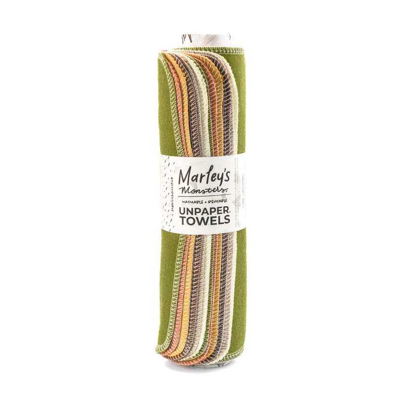 Peut inclure: Un rouleau d'essuie-tout r&eacute;utilisables en tissu vert, marron, orange et blanc. L'&eacute;tiquette indique "Marley's Monsters Washable + Reusable Unpaper Towels".