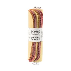 Peut inclure: Un rouleau de serviettes en papier non jetables, lavables et r&eacute;utilisables, dans une vari&eacute;t&eacute; de couleurs, y compris le jaune, l'orange et le rouge. L'&eacute;tiquette indique "Marley's Monsters Unpaper Towels".