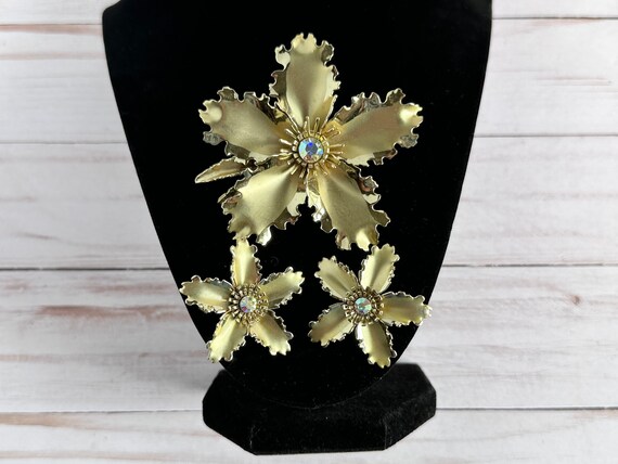 Vintage 1960s Flower Brooch, Ruffled Flower Brooc… - image 2