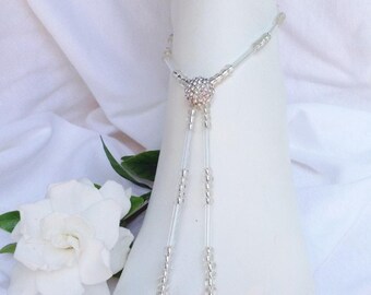 Sandalias de plata para novias, sandalias descalzas con pedrería, sandalias para bodas descalzas en la playa, accesorios de novia en plata y blanco.