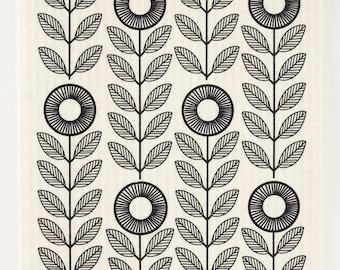 Pode incluir: Pano de cozinha estampado em preto e branco com um padrão repetitivo de flores e folhas estilizadas. O pano tem o texto "threebluebirds" no canto inferior esquerdo.