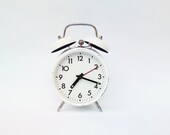 Rétro Vintage réveil soviétique blanc horloge USSR collectionner métal milieu siècle horloge mécanique fonctionne à condition d'enroulement horloge alarme