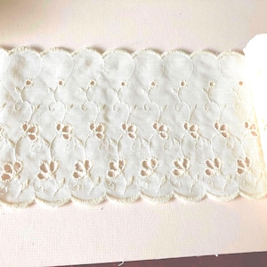 Vintage Wide Double Edged Scalloped Eyelet Lace Cream Color Unused
