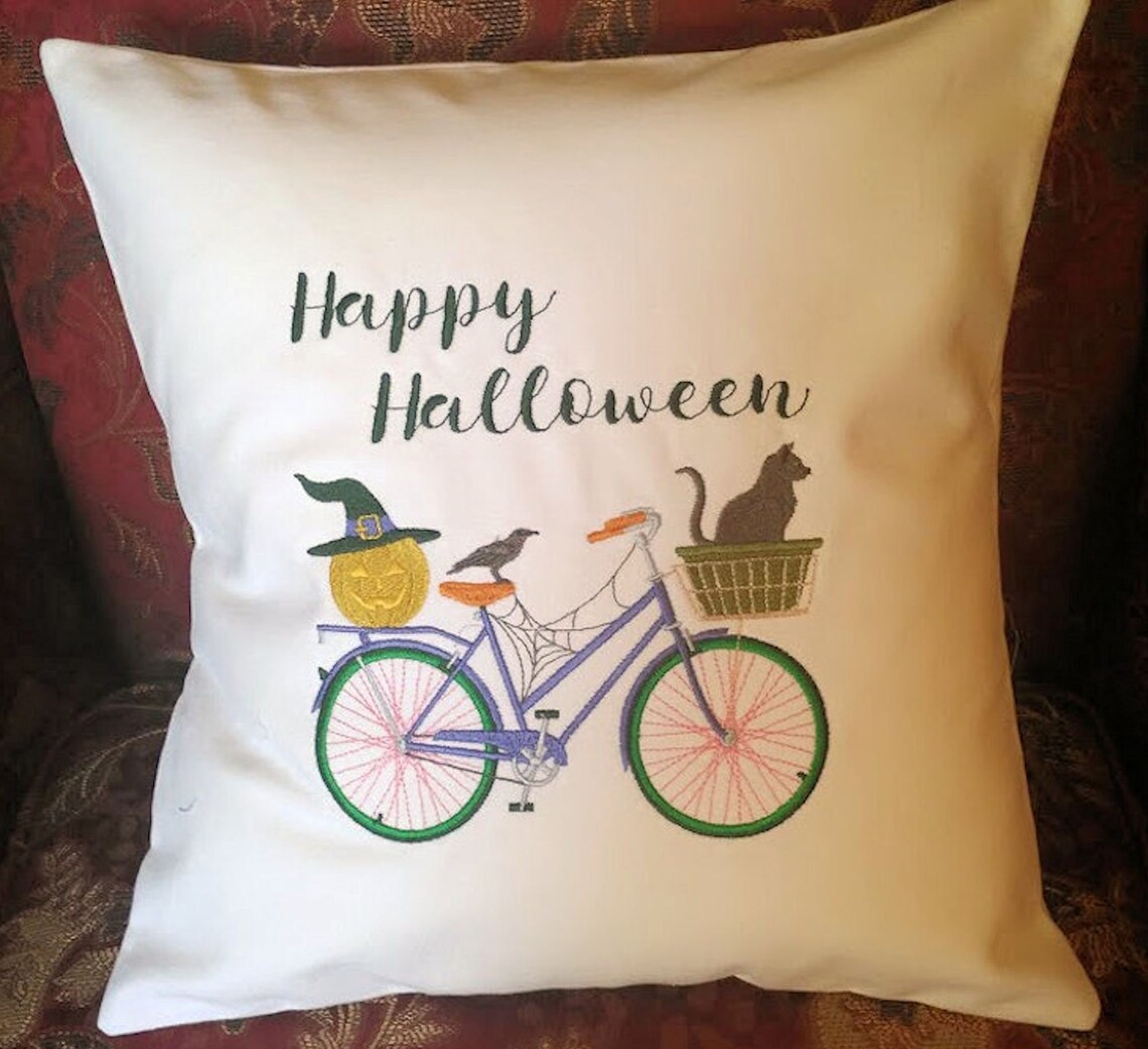 poupée avec sa bicyclette pour halloween