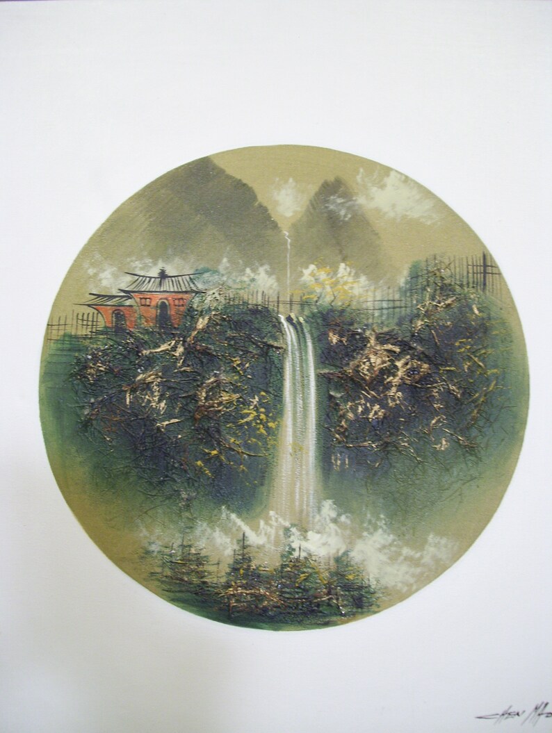 Pu&ograve; includere: Un dipinto di una cascata che scende a cascata da un fianco di una montagna, con un piccolo edificio rosso e una lussureggiante vegetazione verde in primo piano. Il dipinto &egrave; di forma circolare, conferendogli un aspetto unico e artistico.