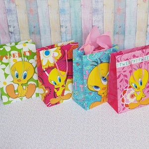 Yellow Tweety Party Handle Paper Bags, Gift Wrapping gift, colorfull characters cartoon bird themed favor package, baby shower bag 16x9x23cm