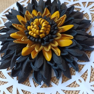 Gelbe schwarze Lederbrosche Elegante Brosche litauischen Schmuck