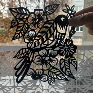 Arte su carta tagliata a mano. Decorazione murale tagliata con carta. Arte lituana. Ritaglio di carta unico senza cornice.