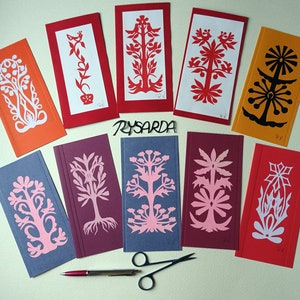 Jeu de cartes découpées en papier à la main. Papier découpé d’origine. Cartes découpées originales.